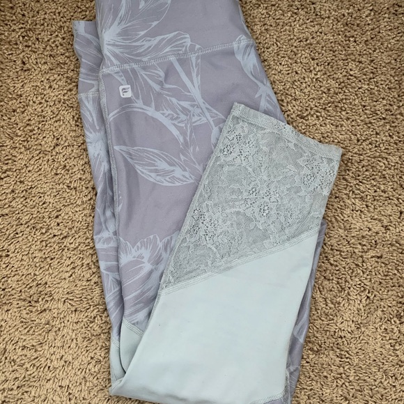 Fabletics Grey Floral and Mesh 3/4 Leggings - Picture 1 of 4